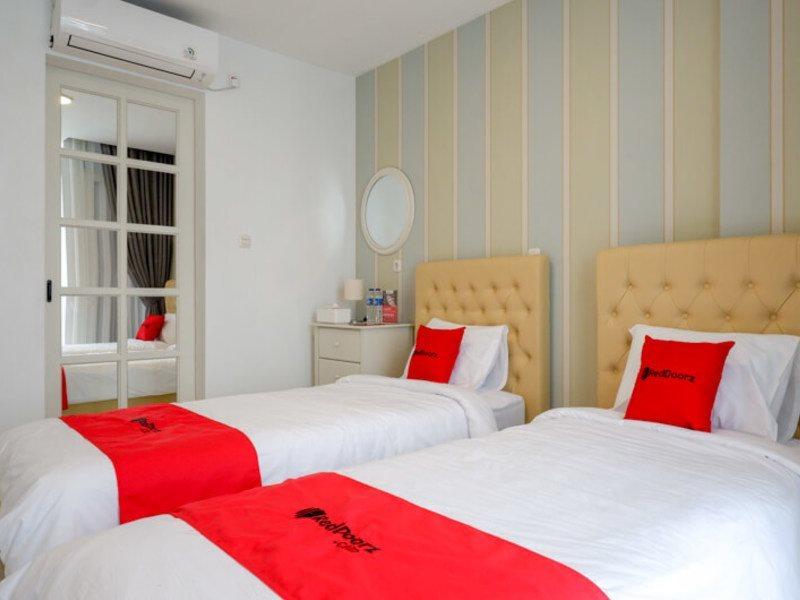 Reddoorz Plus @ Madukoro Raya Semarang Exterior photo
